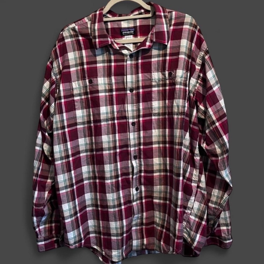 Patagonia Men’s 100% Organic Cotton Button Down Shirt (XL)